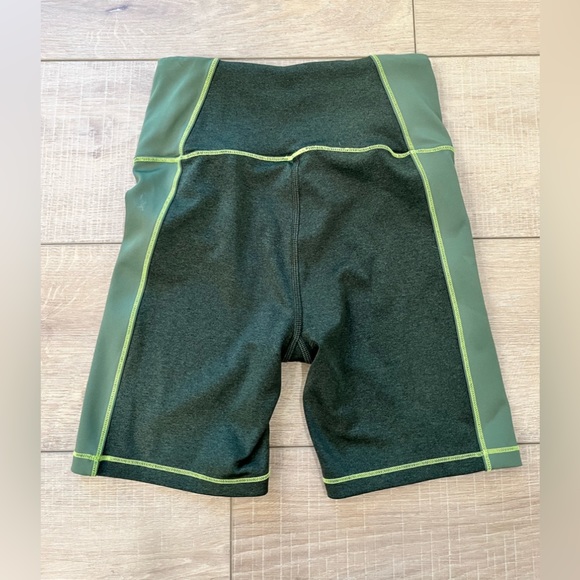 GOOD AMERICAN the dual life tonal biker shorts in heathered forest size 0 - Picture 14 of 14